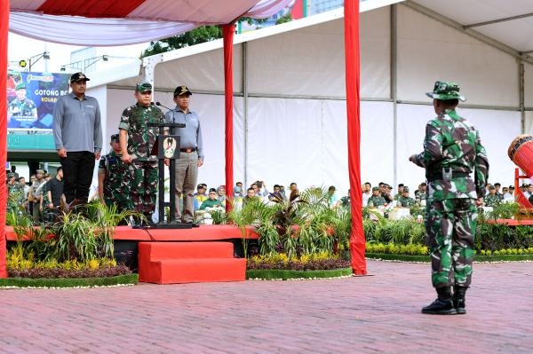  Pj Gubernur Sumut Bersama KASAD Ikut Gotong Royong Bersihkan Sungai Deli